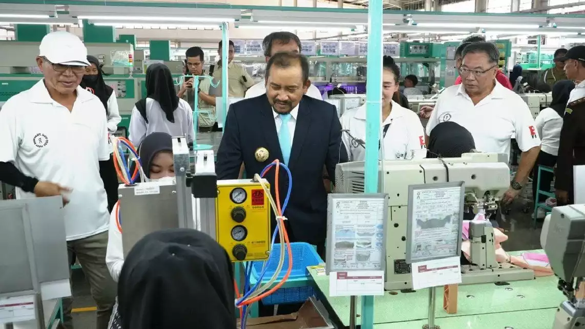 Bupati Anom meninjau proses produksi dan memastikan jaminan sosial untuk tenaga kerja di PT Longwell.