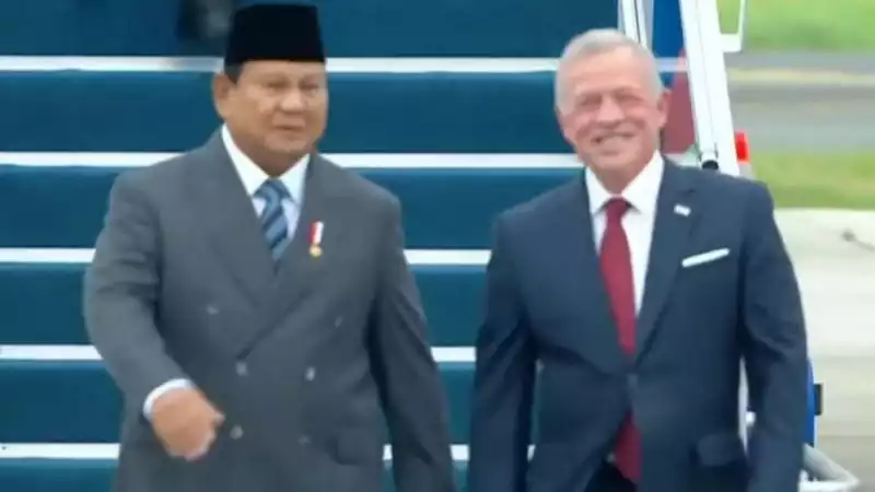 Presiden Prabowo Subianto saat menyambut Raja Yordania Abdullah II bin Al-Hussein di Bandara Halim Perdanakusuma