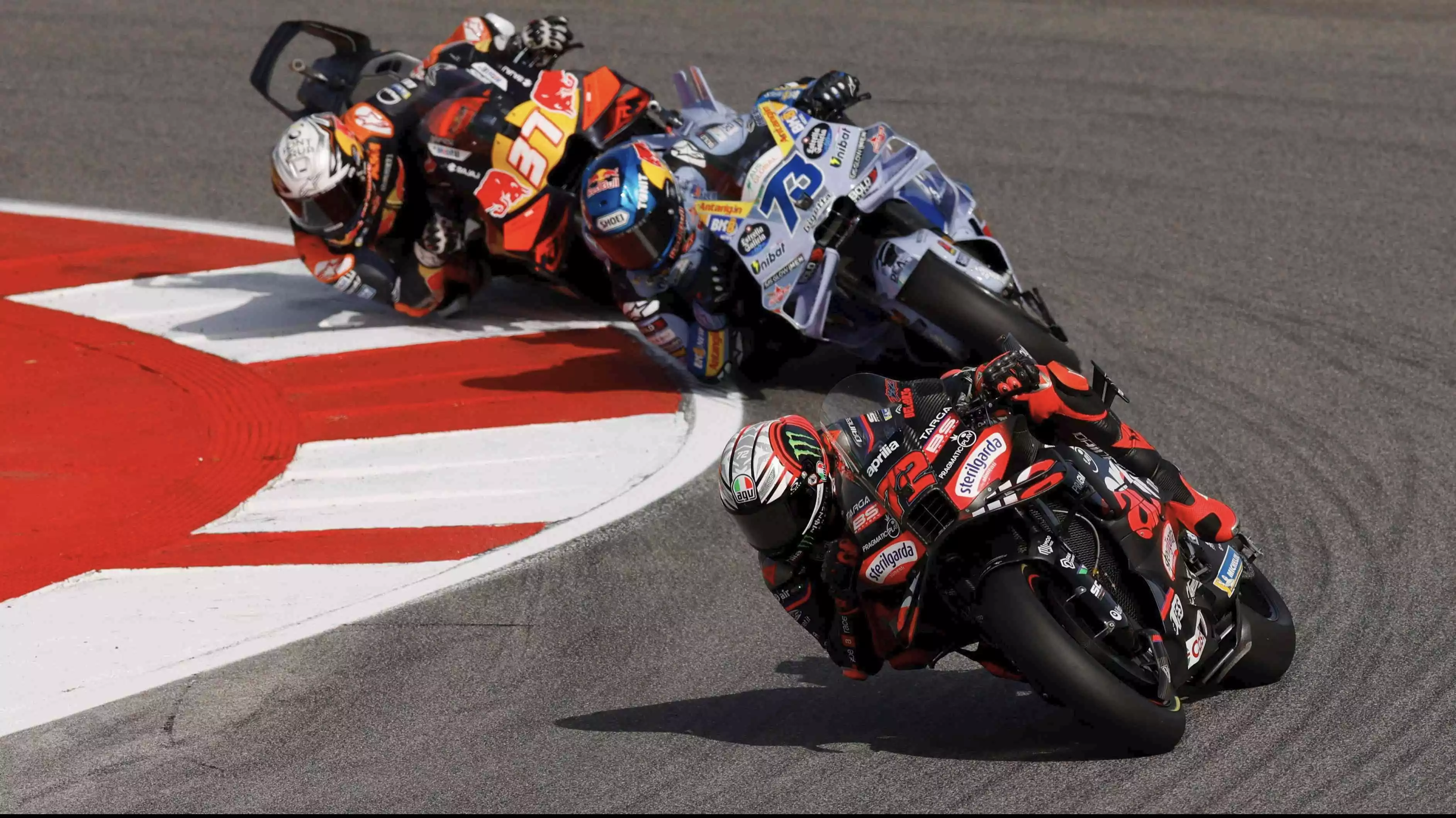 Marco Bezzecchi saat bersaing dengan Alex Marquez dan Pedro Acosta di MotoGP Portugal 2025