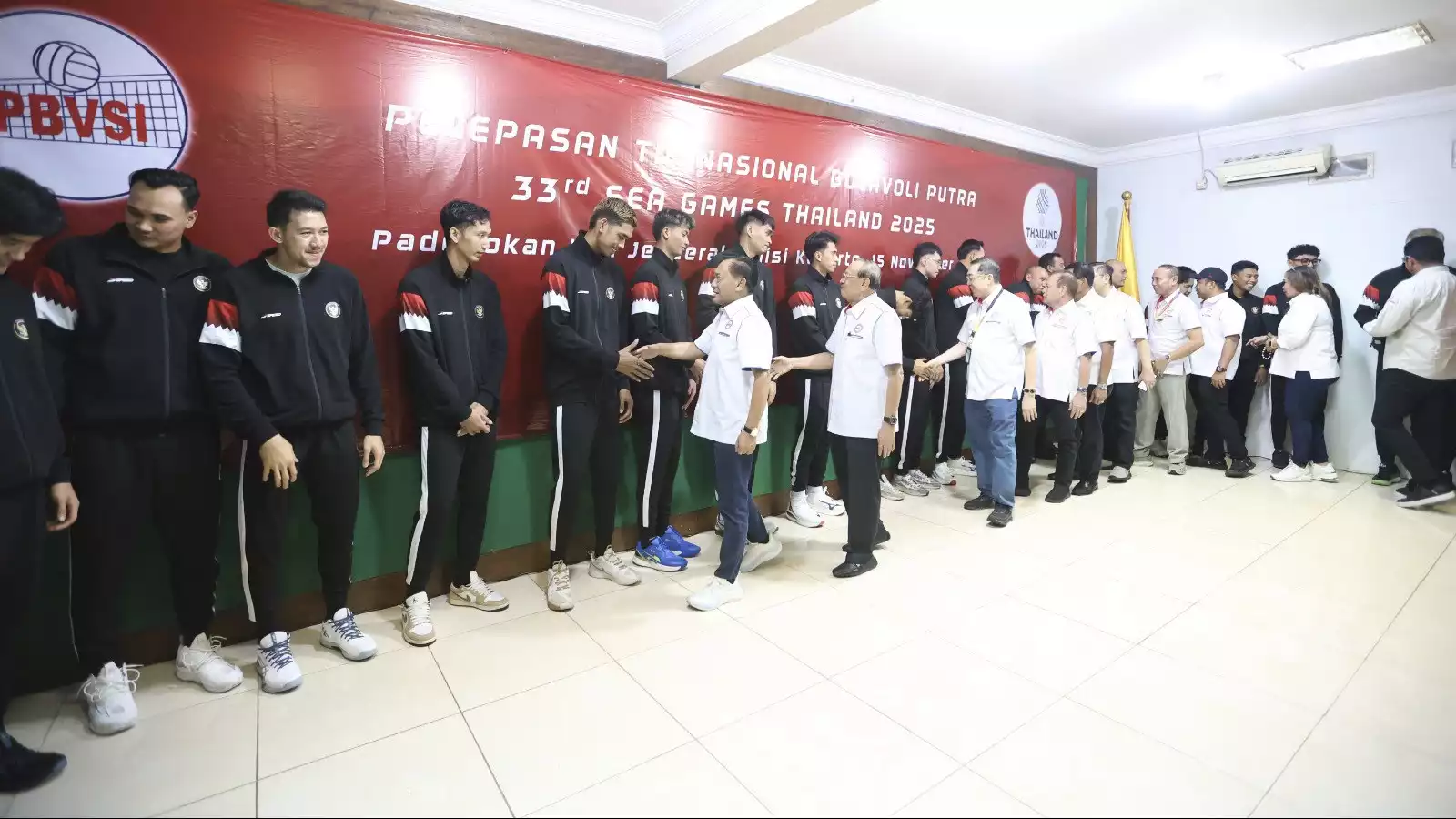 PBVSI melepas Timnas Voli Indonesia untuk menjalani pemusatan latihan atau TC ke China, sebagai persiapan jelang tampil di SEA Games 2025, di Padepokan Voli Jenderal Polisi Kunarto, Sentul, Bogor, pada Sabtu (15/11/2025) malam WIB.