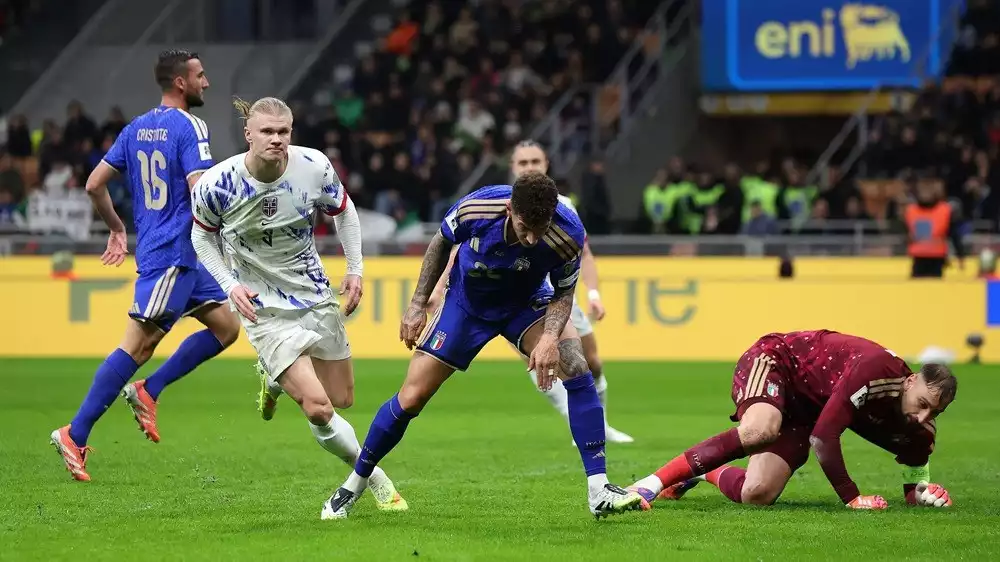 Erling Haaland membobol gawang timnas Italia
