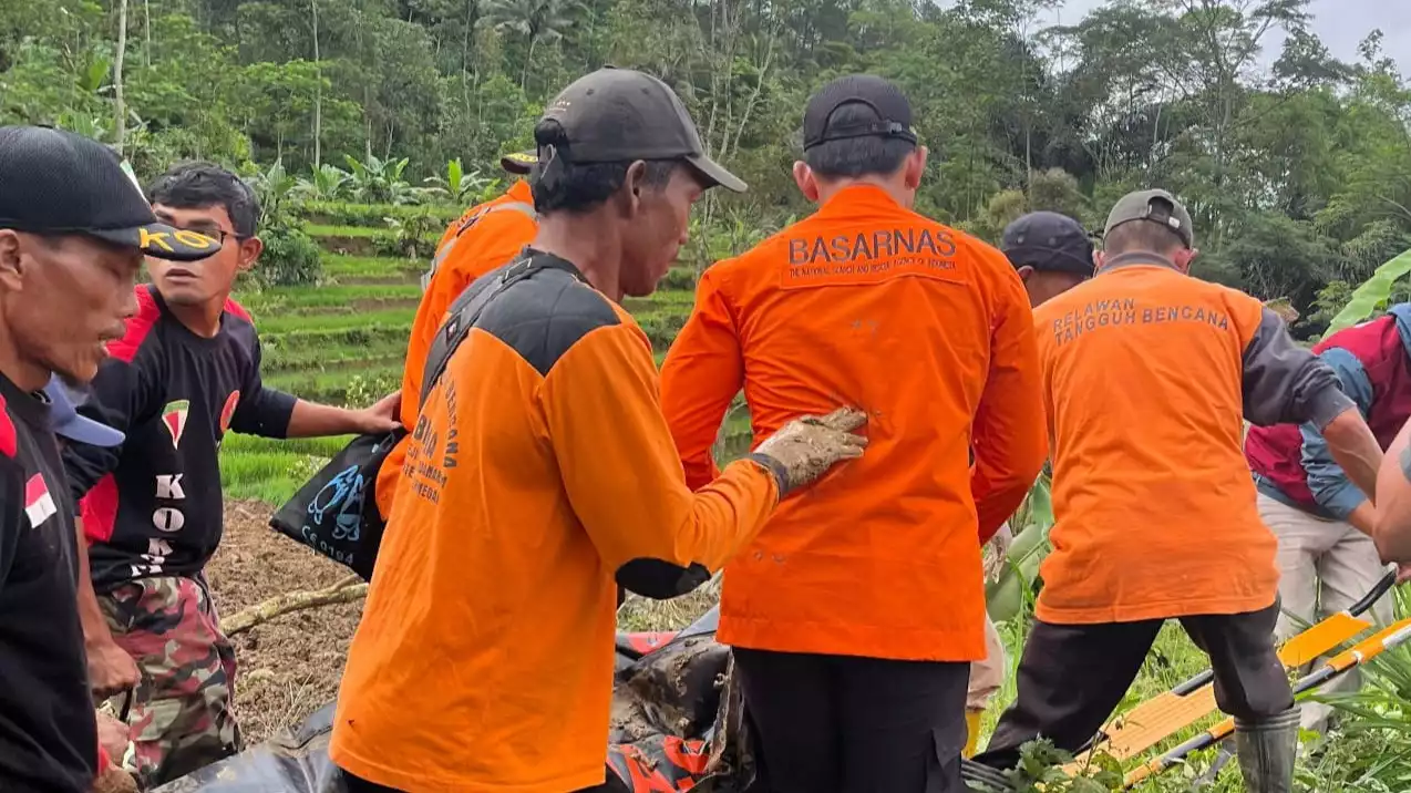 Tanah Longsor Landa di Desa Pandanarum Banjarnegara