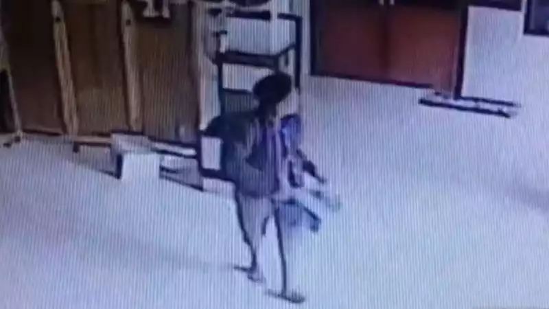 Rekaman kamera pengawas (CCTV) pencuri uang kotak amal di Mushalla Nurul Bashor, Jalan Buaran Satu, Klender, Duren Sawit, Jakarta Timur, Minggu (16/11/2025).