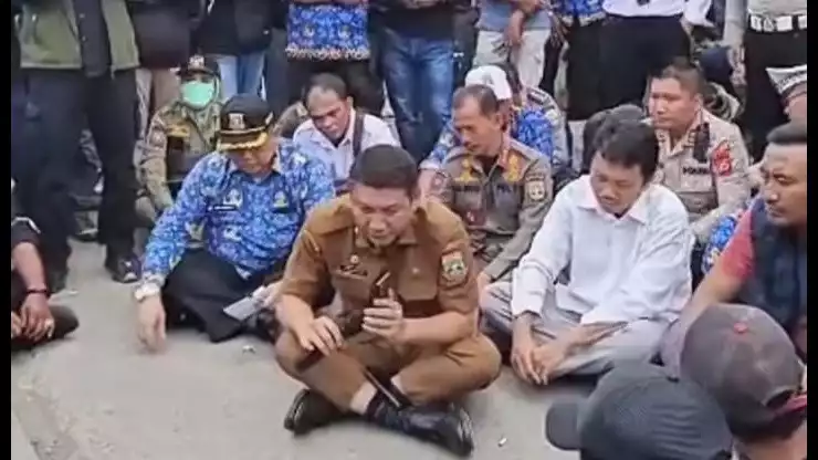 Aksi warga Bojonegara-Puloampel yang digelar pada Senin 17 November 2025.