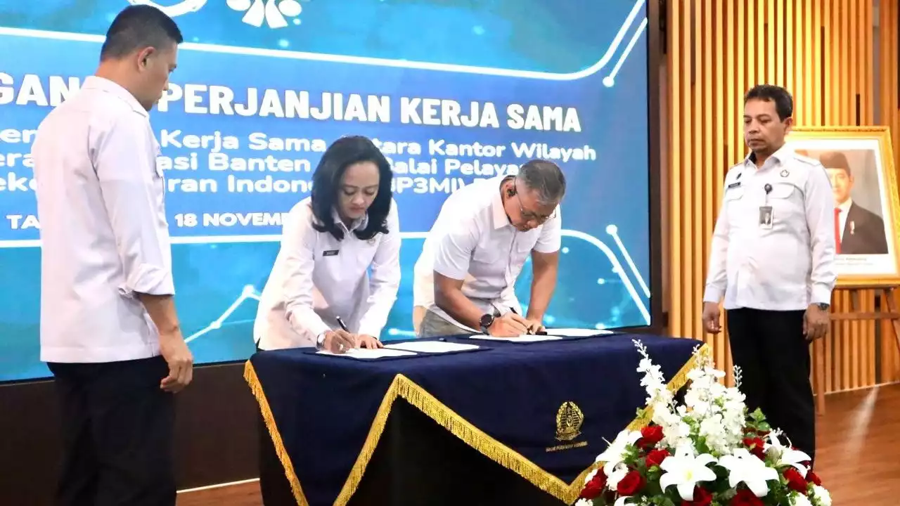 Kepala Kanwil Ditjen Imigrasi Banten Felucia Sengky Ratna melakukan penandatanganan pencegahan TPPO dan TPPM bersama Kepala BP3MI Banten Kombes Pol Budi Novijanto.