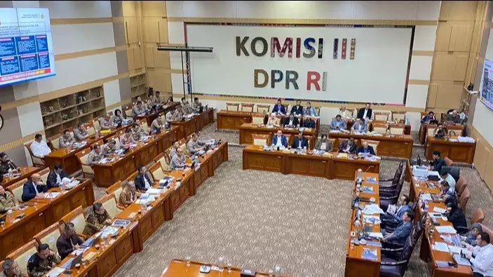 Rapat Komisi III DPR dan Wakapolri Komjen Dedi Prasetyo di Gedung DPR, Jakarta Pusat, Selasa (18/11/2025).