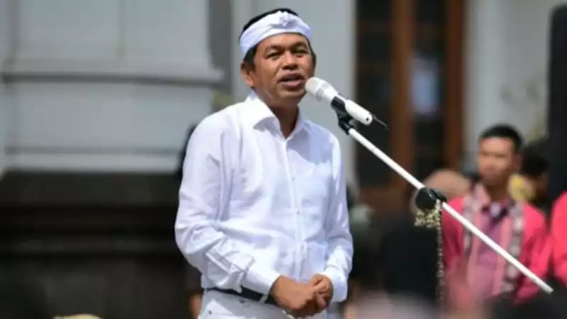 Gubernur Jawa Barat Dedi Mulyadi memberikan keterangan di Bandung.