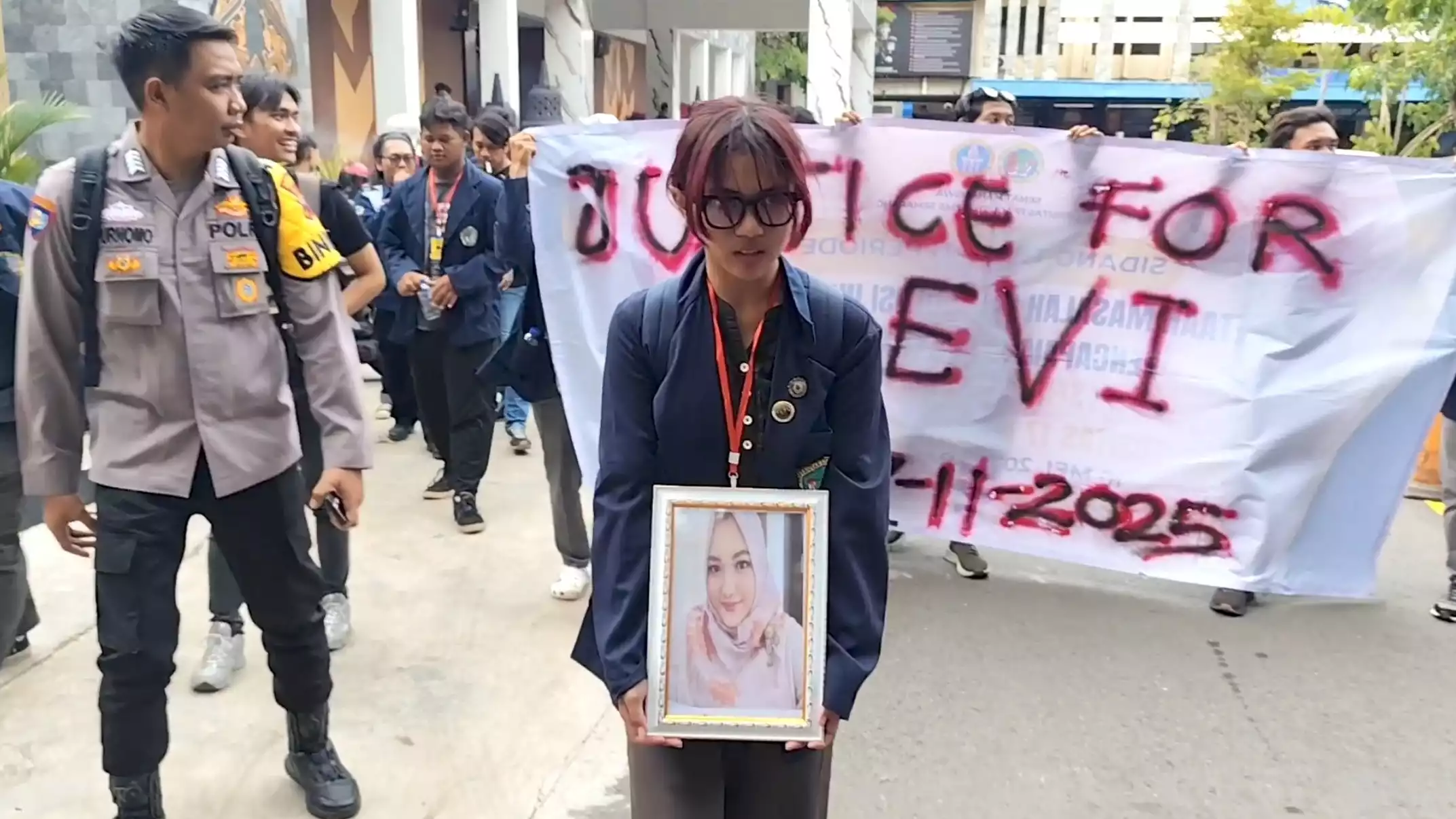 Mahasiswa Untag Semarang datangi Polda Jateng minta polisi transparan mengungkap kasus meninggalnya dosen Untag, yang diduga ada sangkut pautnya dengan oknum polisi.