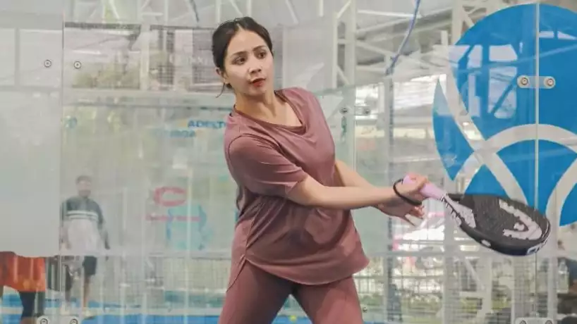 Nagita Slavina menggunaka raket padel Head Zephyr UL