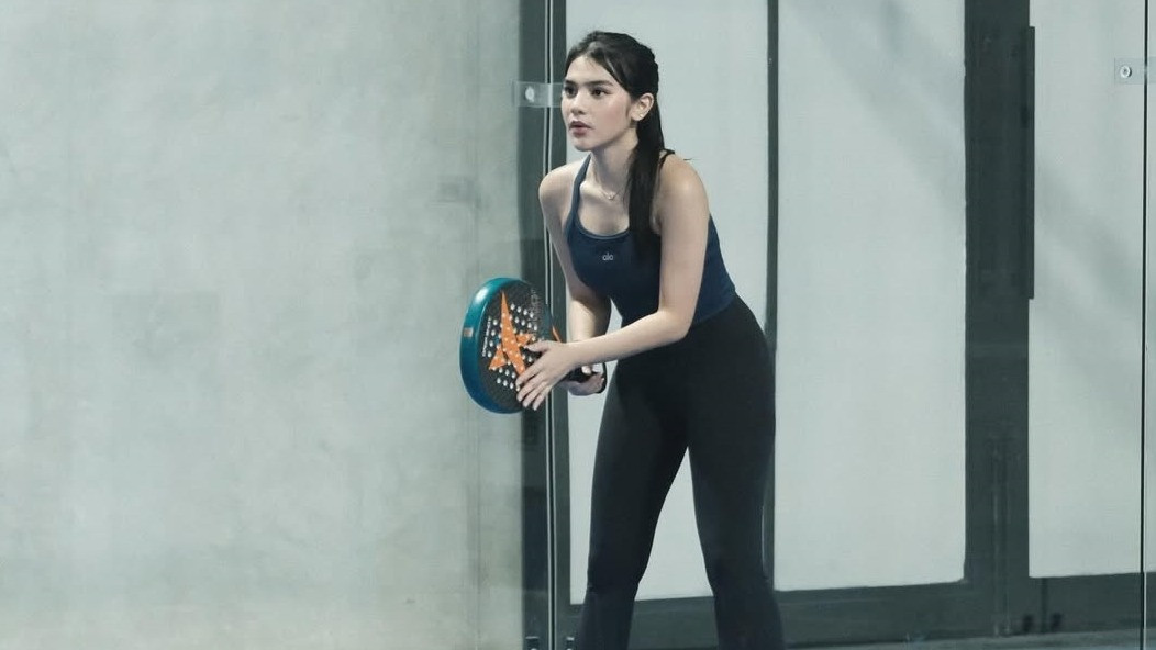 Davina Karamoy saat berolahraga padel