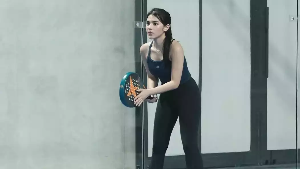 Davina Karamoy saat berolahraga padel