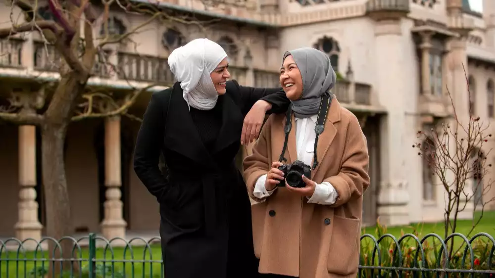 Ilustrasi ibu mertua dan istri anak laki-lakinya saling akur