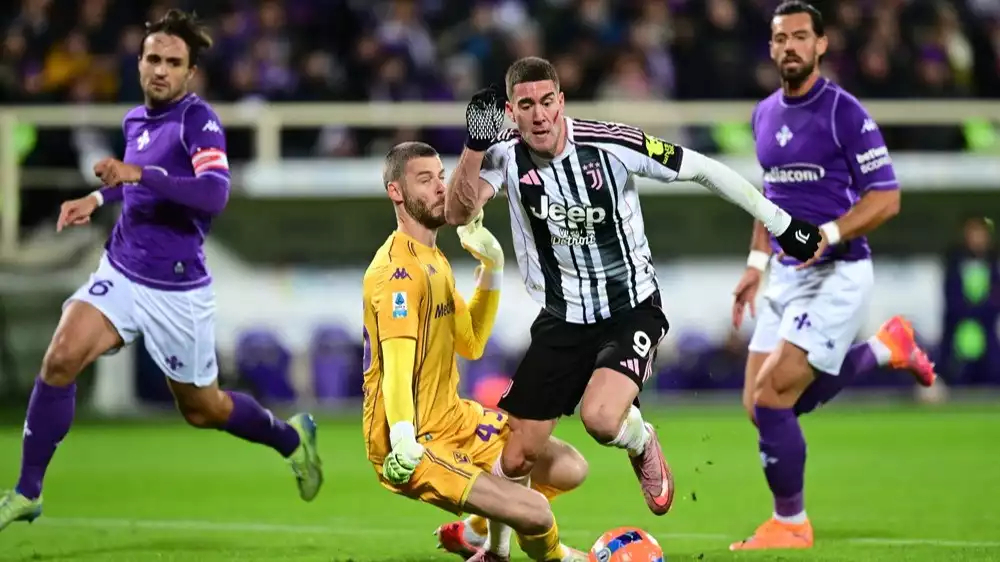 Striker Juventus Dusan Vlahovic menghadapi kiper Fiorentina David De Gea