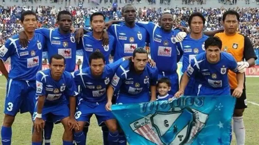 Harry Salisbury (kiri bawah) lebih dikenal ketika main untuk PSIS Semarang