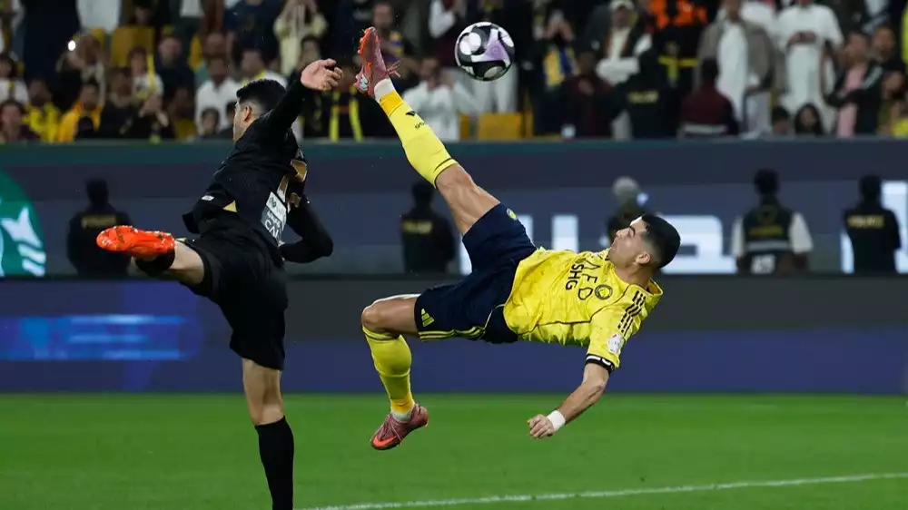 Cristiano Ronaldo mencetak gol salto sensasional
