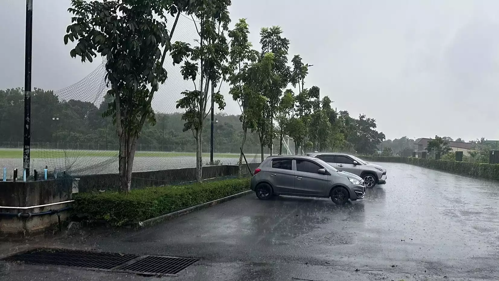 Songkhla FC menyediakan tempat parkir untuk mobil agar terhindar dari tenggelam karena hujan