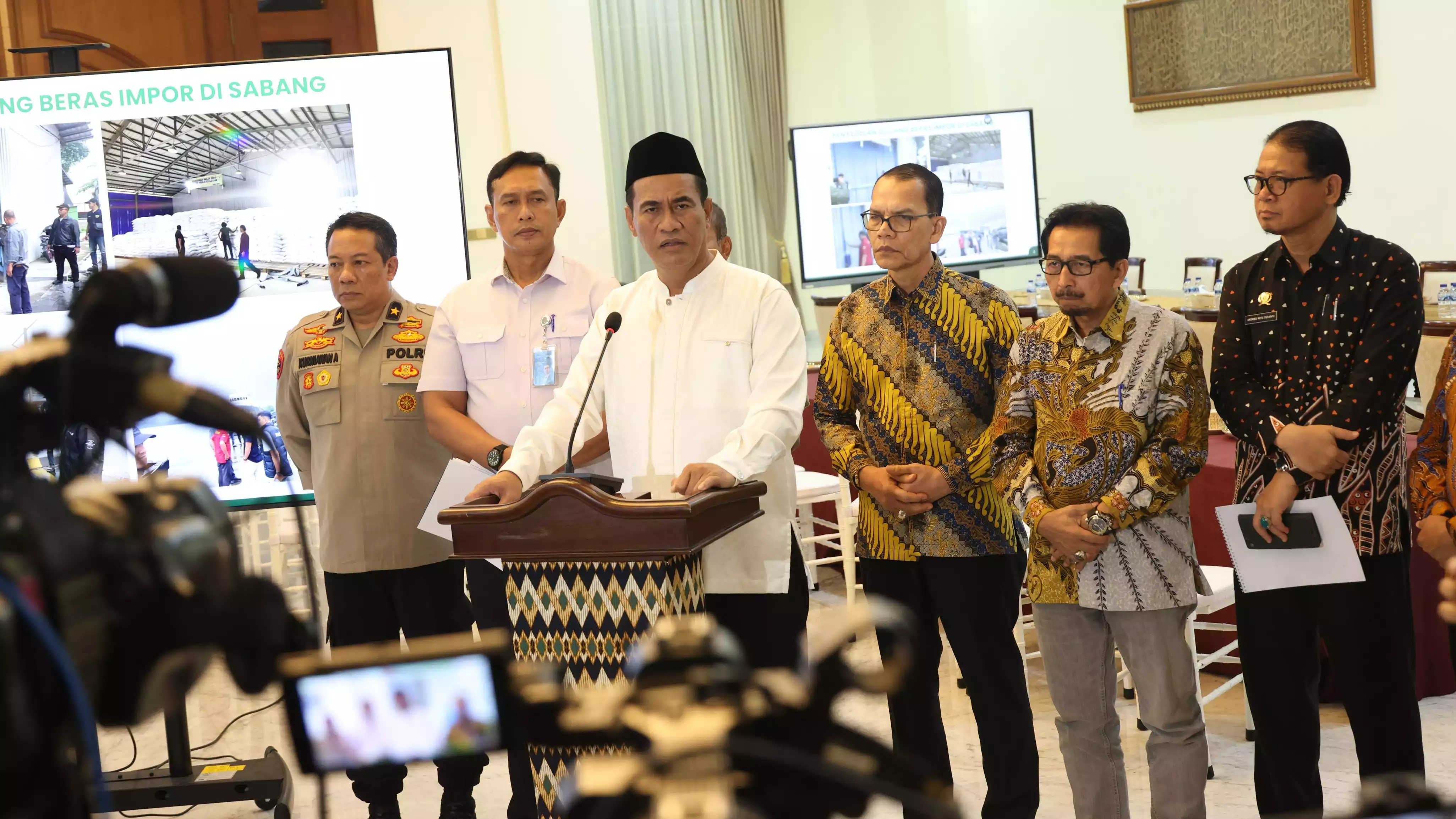Mentan Amran gerak cepat menindak laporan masuknya 250 ton beras ilegal di Aceh.