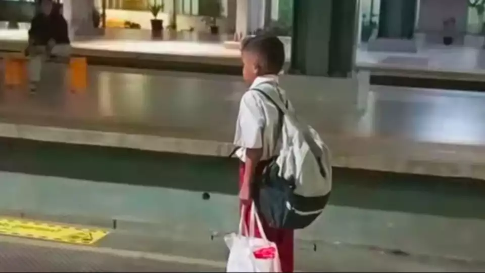 Sosok H Bocah Viral yang Pergi Sekolah Naik KRL Tangerang-Jaktim Merupakan Murid Pintar