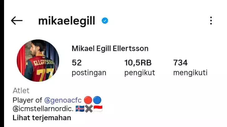 Mikael Egill Ellertsson pasang bendera Indonesia