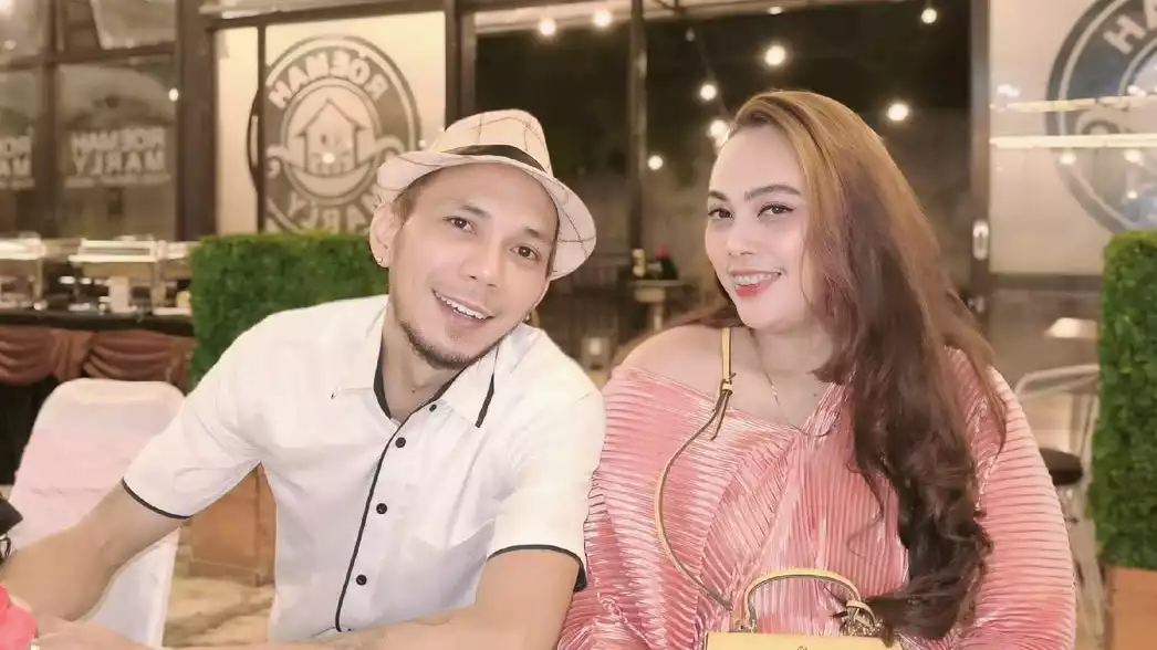 Norman Kamaru dan Istri