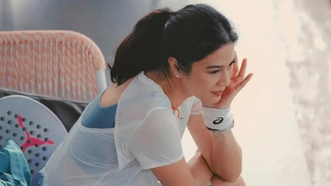 Dian Sastrowardoyo menggunakan wristband khusus padel