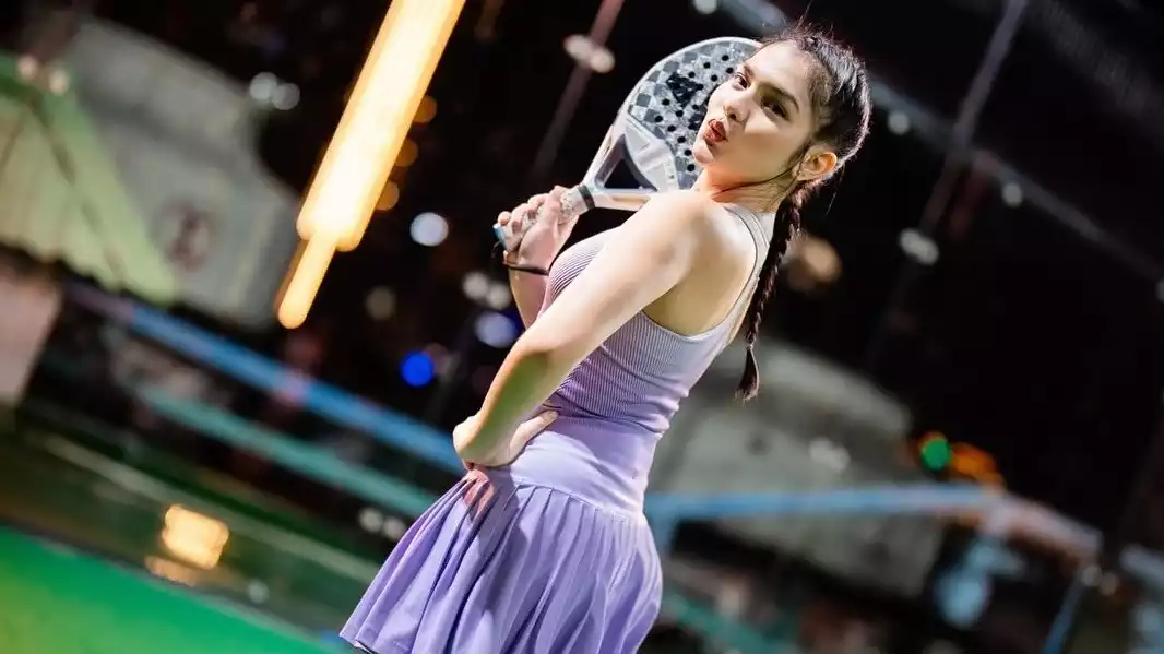 Davina Karamoy saat berolahraga padel