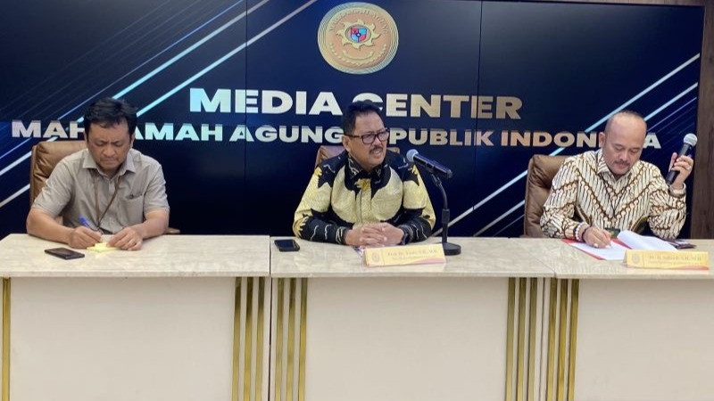 Juru Bicara Mahkamah Agung Yanto (tengah) menyampaikan keterangan saat konferensi pers di Media Center MA, Jakarta, Rabu (26/11/2025).