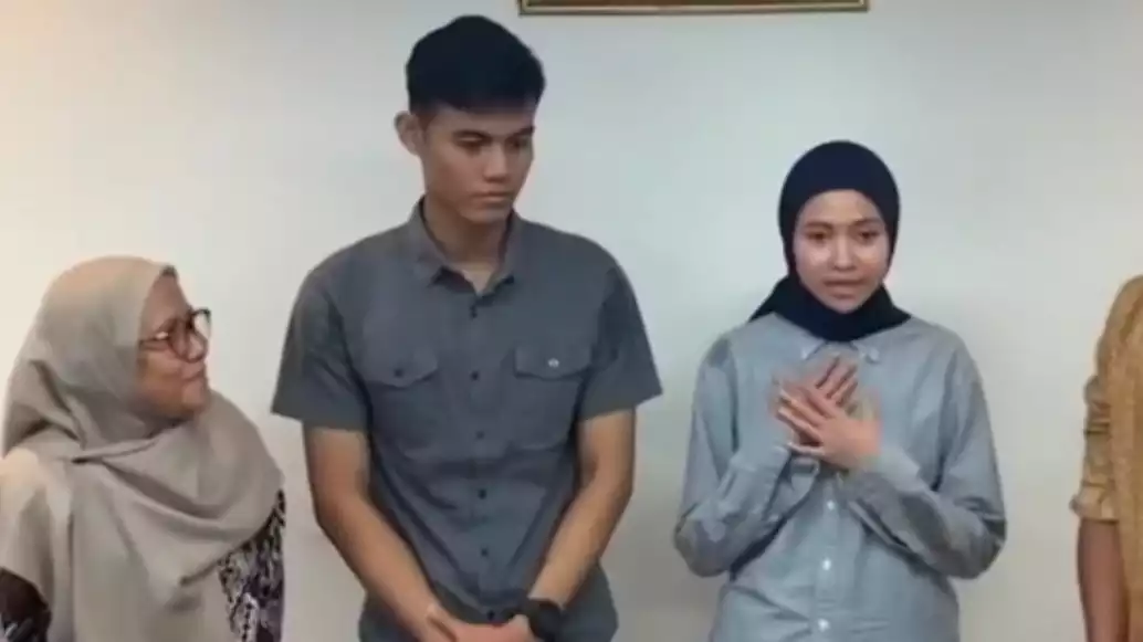 Anita Dewi dan Alvin Harris, penumpang KRL yang kehilangan tumbler Tuku minta maaf kepada petugas KAI Commuter.