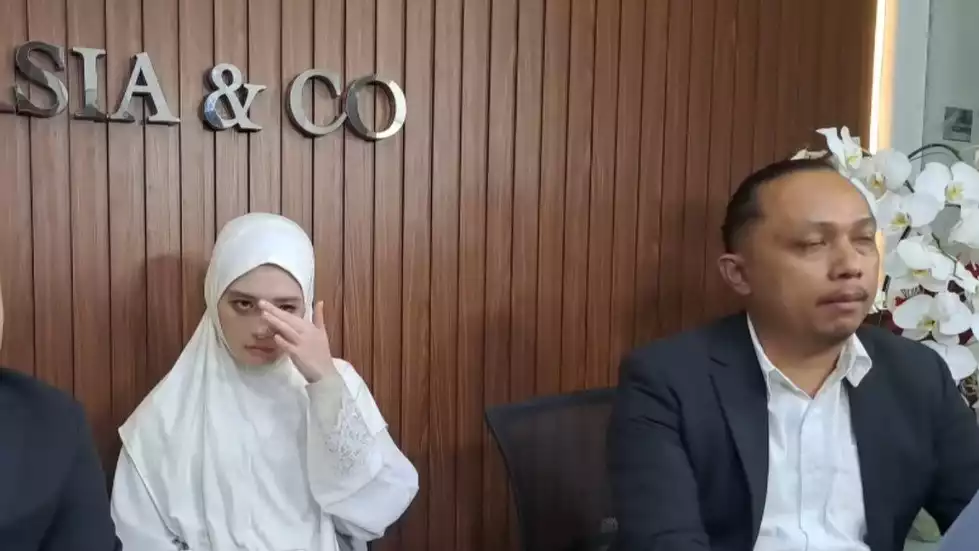 Inara Rusli didampingi tim kuasa hukum saat konferensi pers terkait kasus dugaan skandal dengan Insanul Fahmi