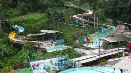 Wahana waterpark ala Waterbom di Curug Luhur Bogor