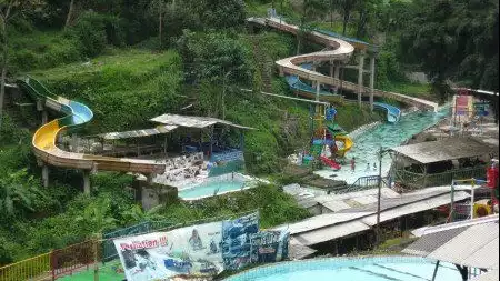 Wahana waterpark ala Waterbom di Curug Luhur Bogor
