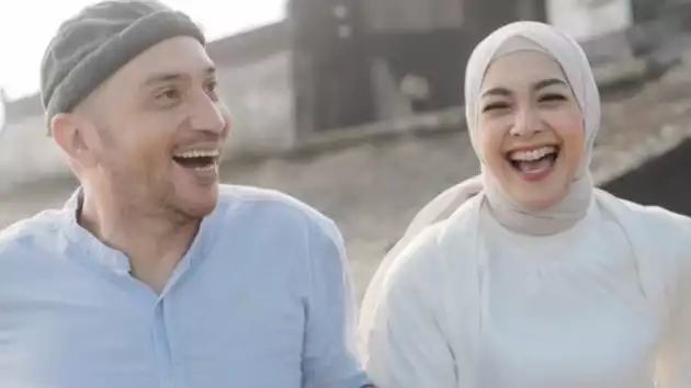 Aktor Gary Iskak dan istri, Richa Novisha