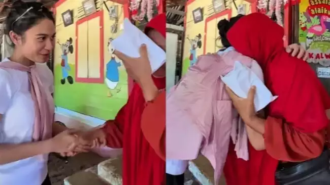 Azizah Salsha saat beri bantuan sosial kepada korban banjir di Padang