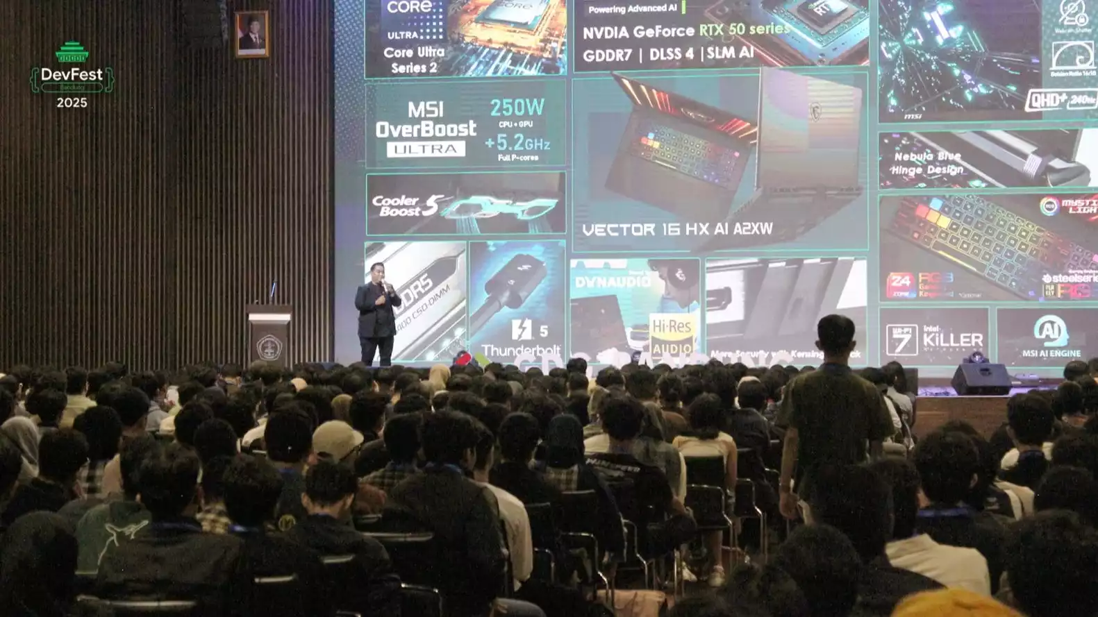 Auditorium Universitas Kristen Maranatha dipenuhi oleh atmosfer antusiasme dari 2.000 peserta yang menghadiri acara DevFest Bandung 2025.