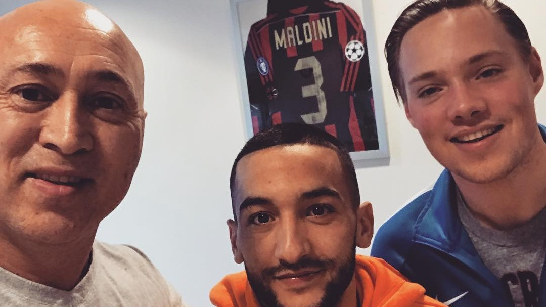 Eksklusif: Charlie Heus, Eks AC Milan Keturunan Jakarta yang Pernah Tangani Maldini hingga Rijkaard, Siap Bantu PSSI di Timnas Indonesia
            - galeri foto