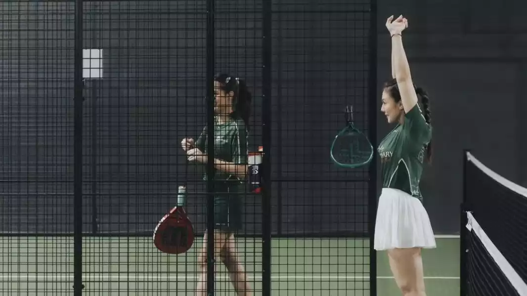 Wulan Guritno saat melakukan pemanasan sebelum memulai olahraga padel