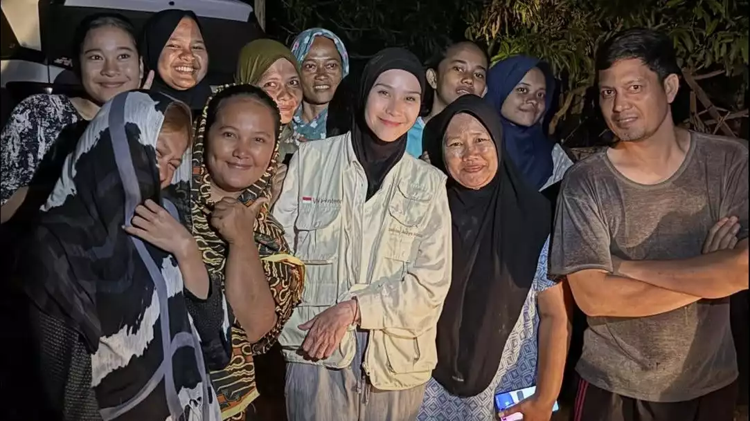 Zaskia Adya Mecca berpose dengan para warga menjadi korban terdampak bencana banjir dan longsor di Sumatera