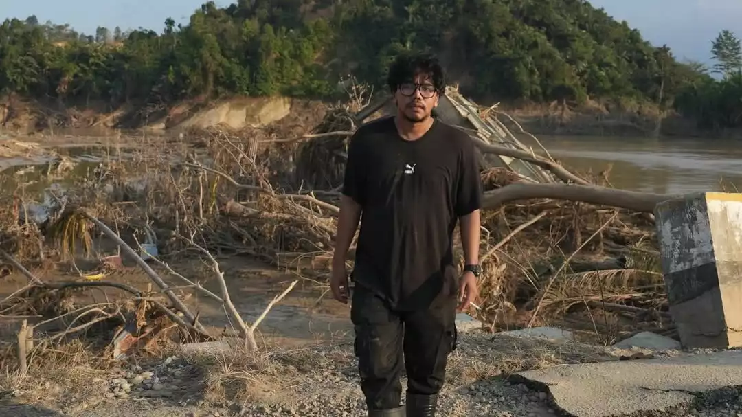 Ferry Irwandi saat menyalurkan donasi ke Kabupaten Aceh Tamiang, Aceh