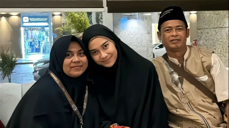 Potret kedekatan Azizah Salsha dengan orang tua Arhan