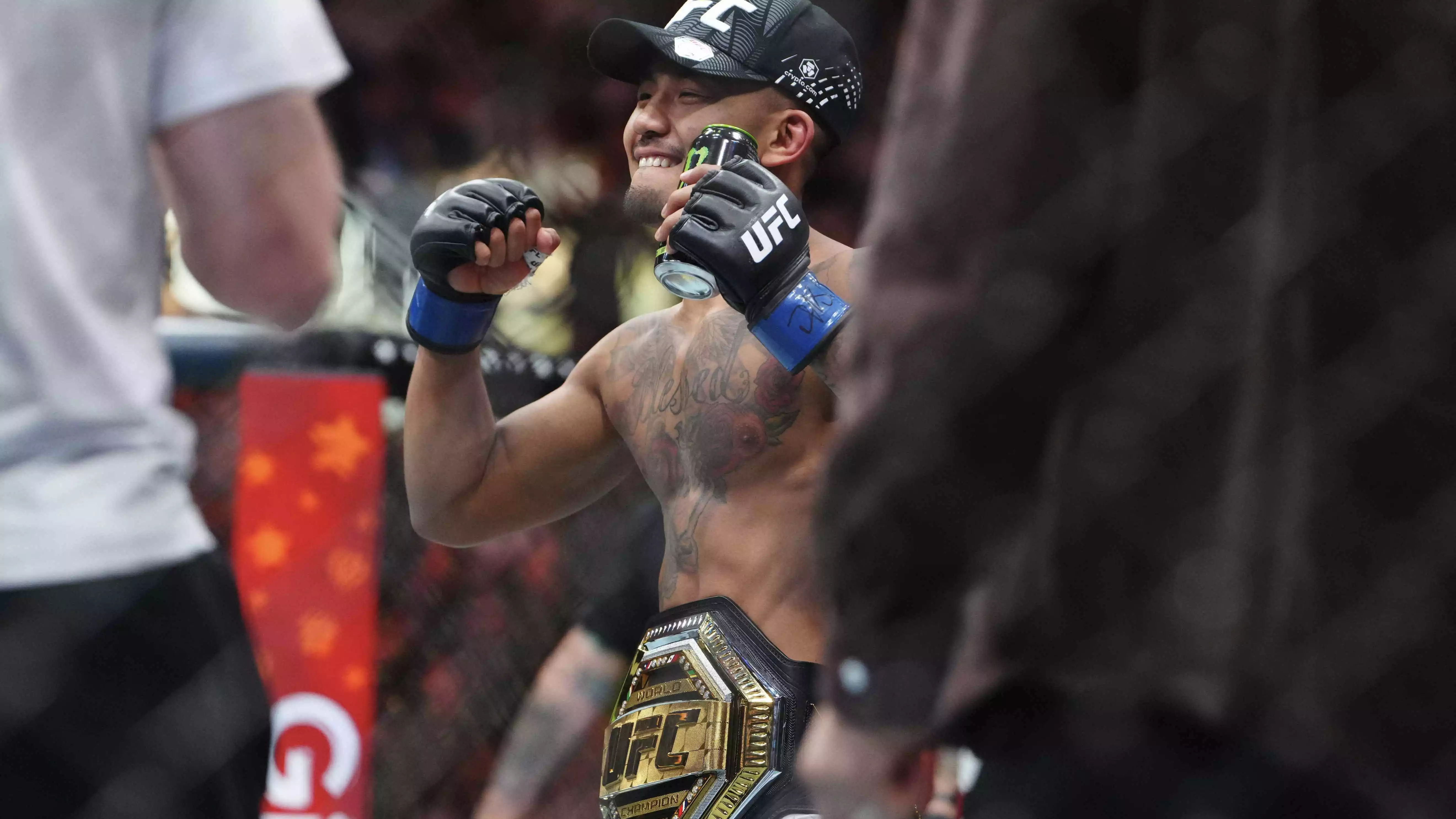 Petarung MMA asal Myanmar, Joshua Van jadi pemegang sabuk gelar juara kelas terbang usai kalahkan Alexandre Pantoja di UFC 323.