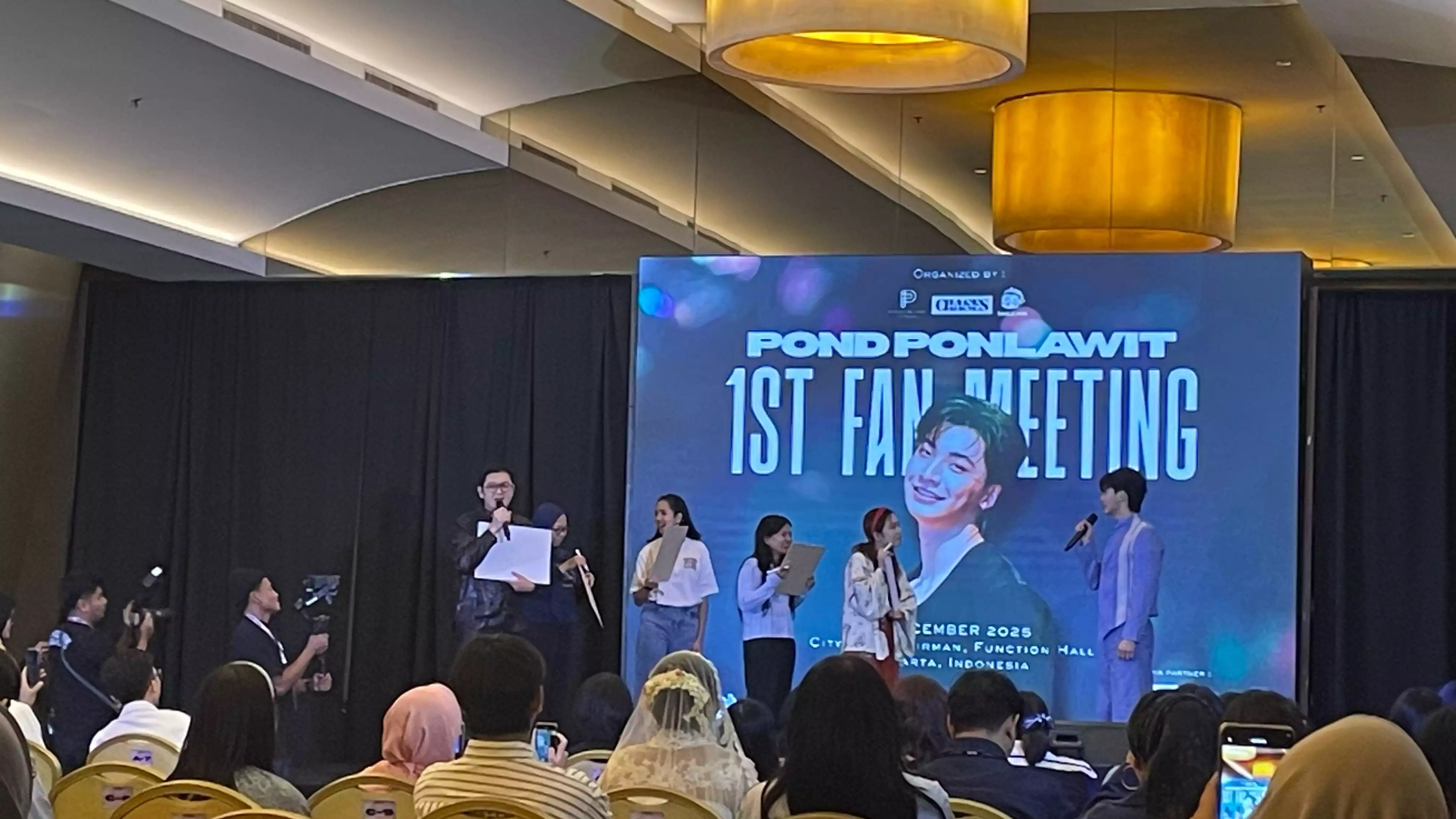 Sesi games di acara fan meeting  Pond Ponlawit di Jakarta
