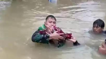 Momen Prajurit TNI, Sertu Igo Satria Gutomo selamatkan bayi saat banjir bandang di Aceh Utara
