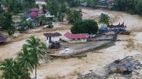 Ilustrasi Dampak Bencana Banjir Karena Pembabatan Hutan