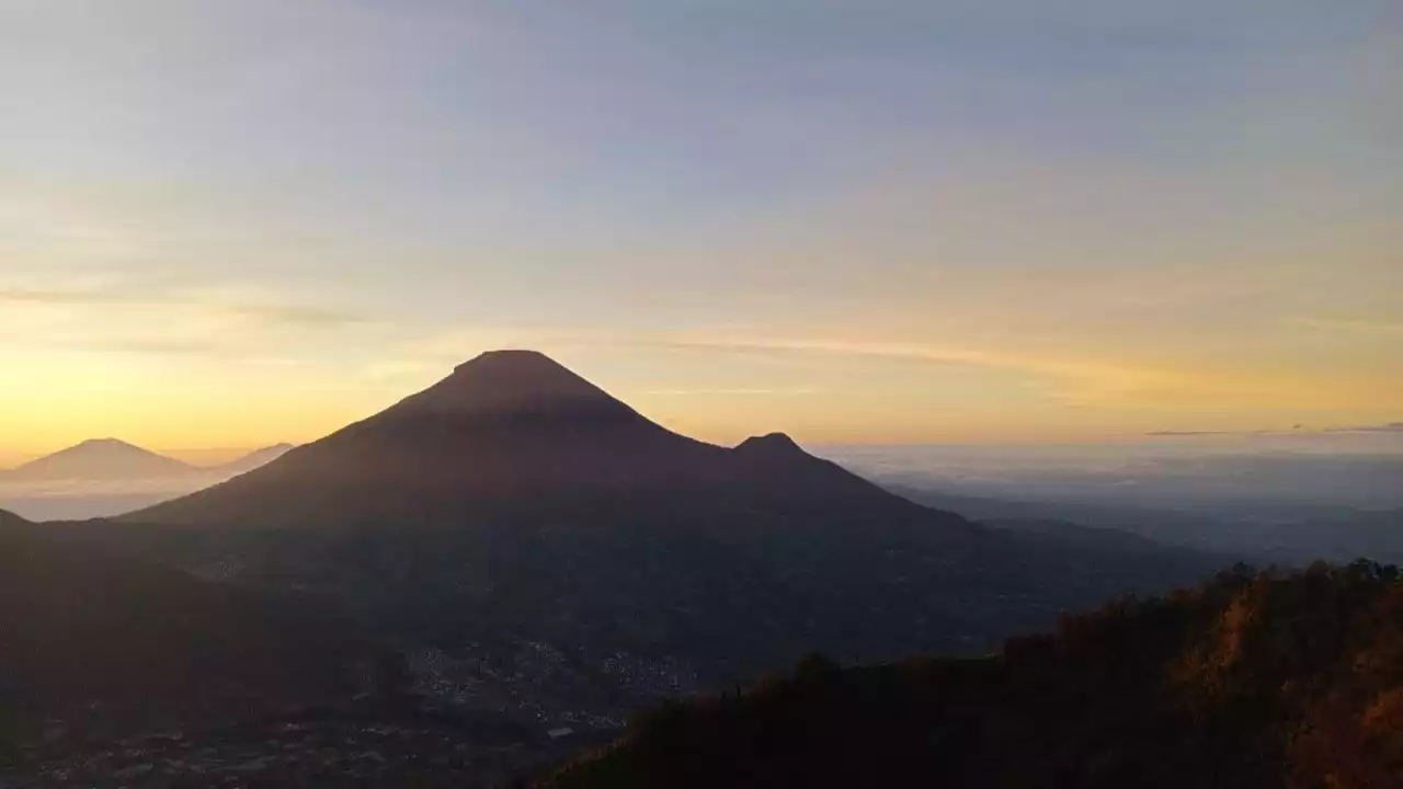 Pemandangan Golden Sunrise Sikunir dari puncak Bukit Sikunir Dataran Tinggi Dieng