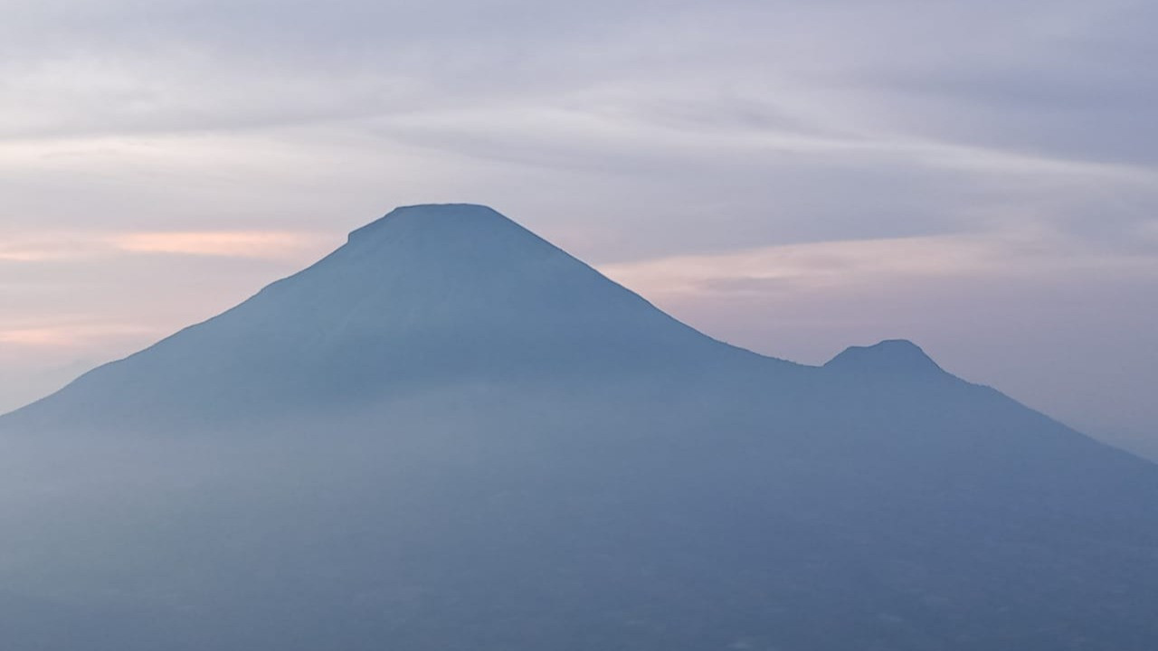 Potret pemandangan Gunung Sindoro-Sumbing dari puncak Bukit Sikunir di Dataran Tinggi Dieng