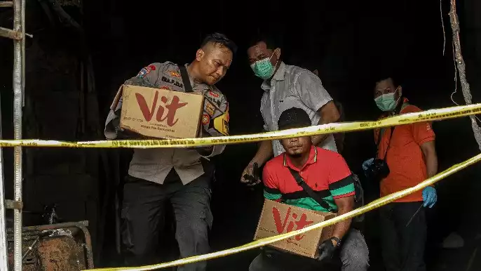 Petugas membawa baterai diduga jadi penyebab kebakaran gedung Terra Drone