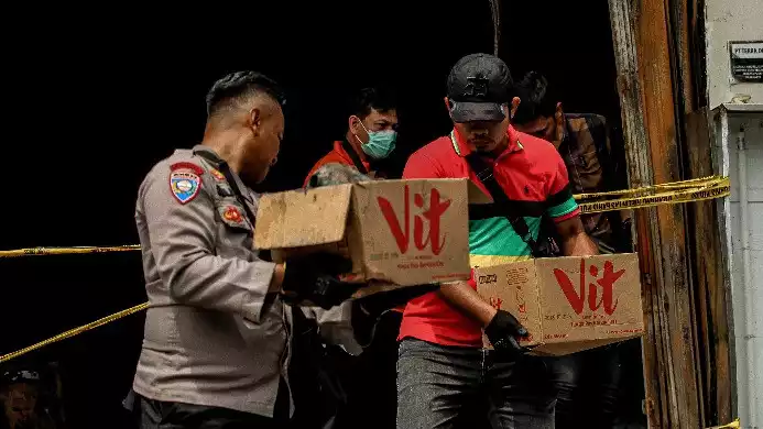 Petugas membawa baterai diduga jadi penyebab kebakaran gedung Terra Drone