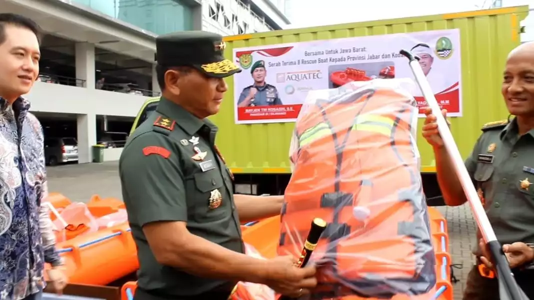 Kodam III/Siliwangi Serahkan Delapan LCR kepada Pemprov Jabar untuk Antisipasi Banjir