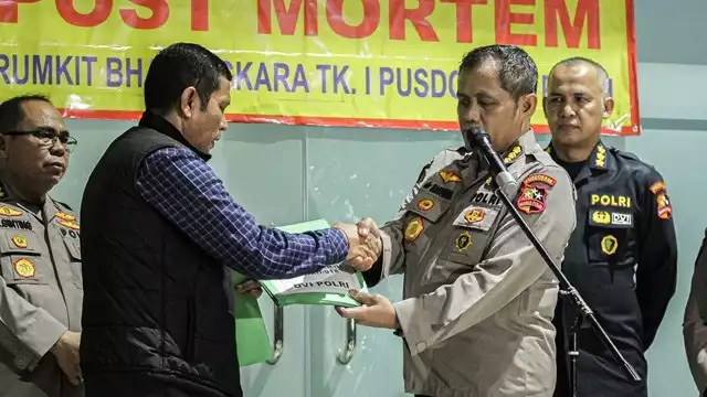 Berita Foto: Isak Tangis Keluarga Saat Penyerahan Jenazah Korban Kebakaran Terra Drone