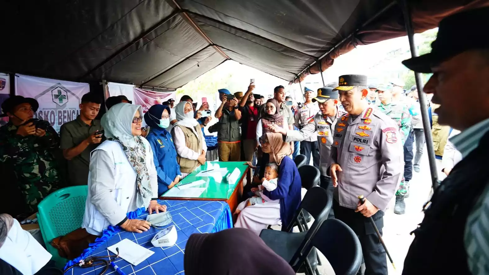 Kapolri Tinjau Pengungsian di Aceh Tengah, Kamis (11/12/2025).